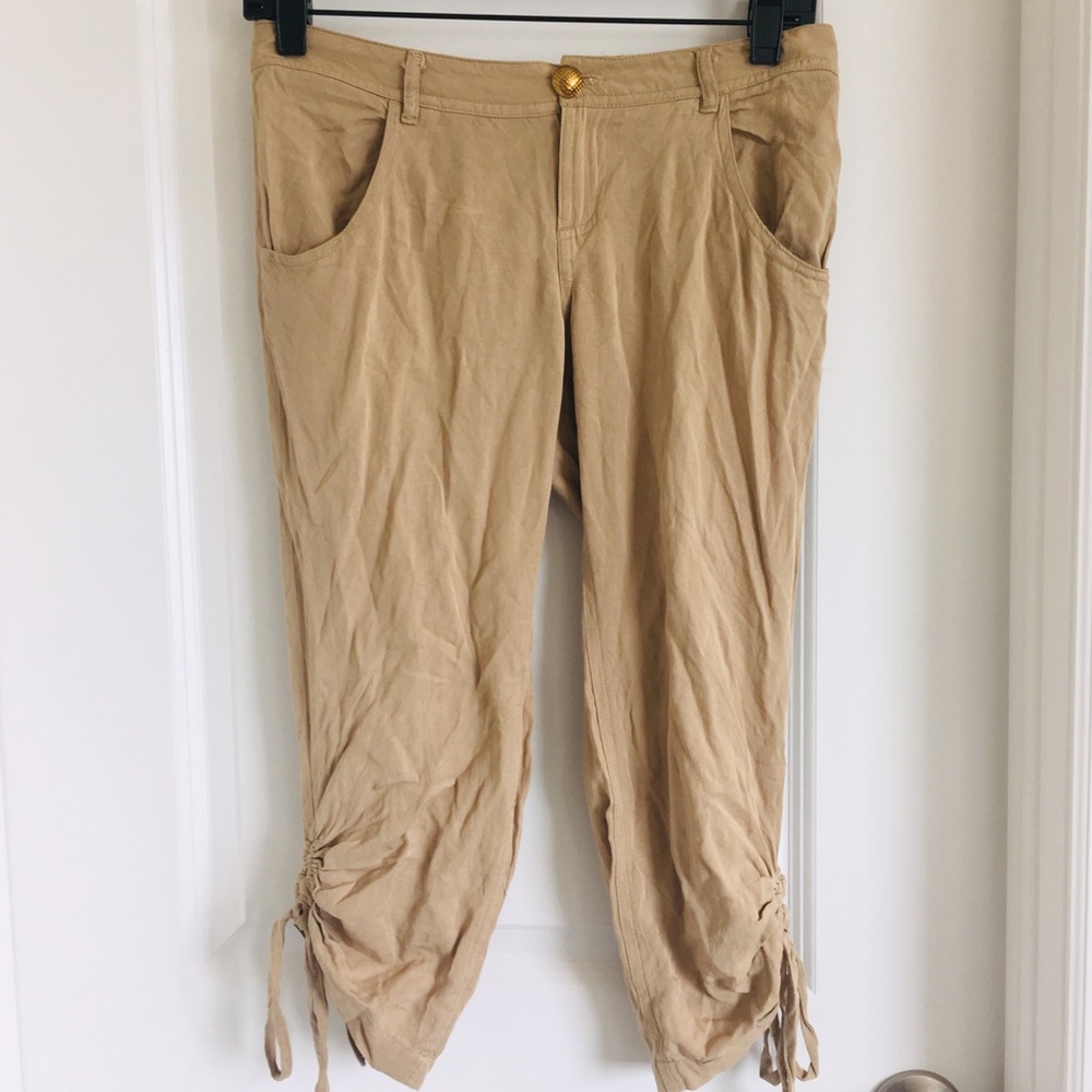 Bebe women’s tan ruched hem capri pants size 2